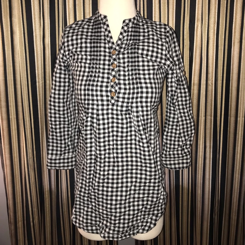 Slim fitting checkered top.